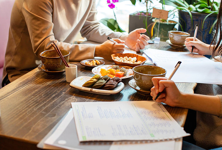 차도 마시고 서로에 대한 해석도 듣고 싶다면